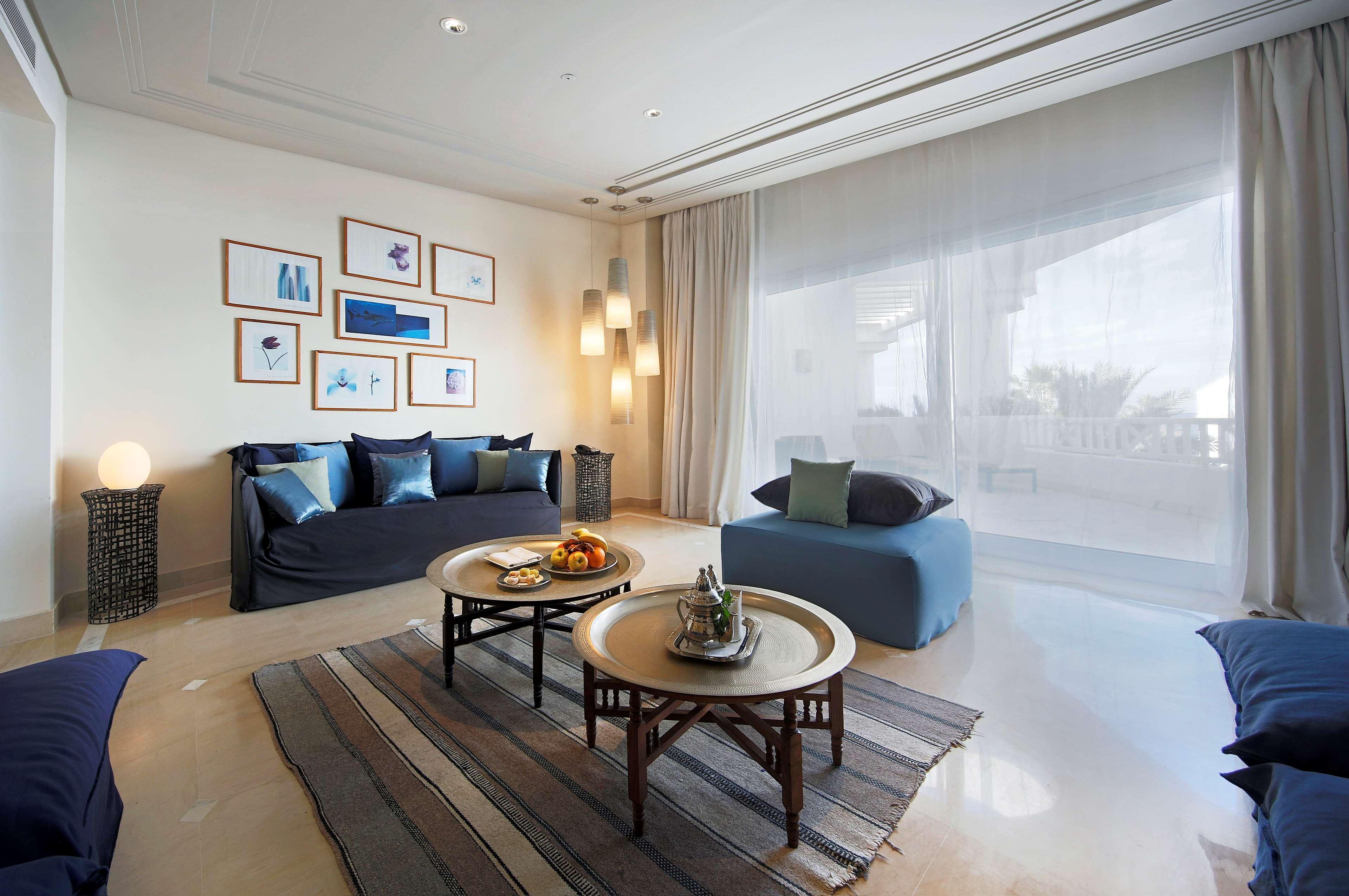 Radisson Blu Palace Resort & Thalasso, Djerba Mezraia Eksteriør billede A living room at the Ritz-Carlton, Bahrain