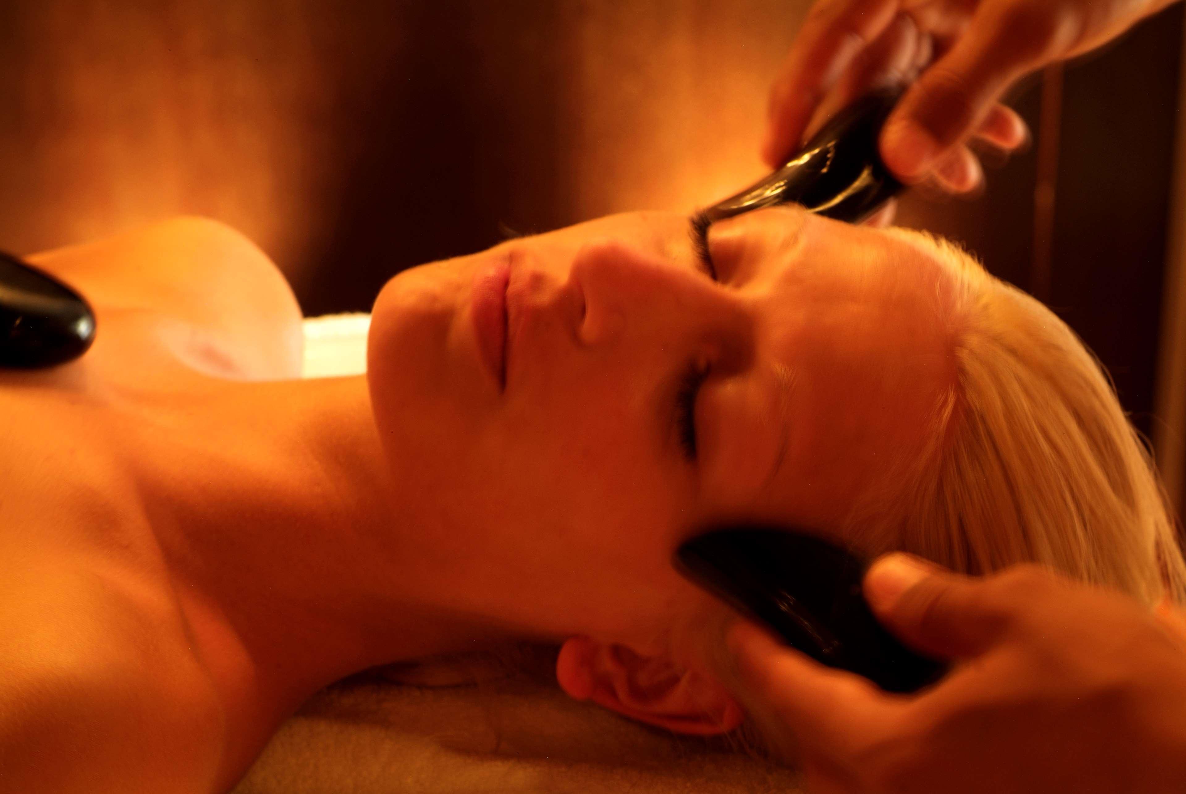 Radisson Blu Palace Resort & Thalasso, Djerba Mezraia Eksteriør billede A woman receiving a facial stone massage