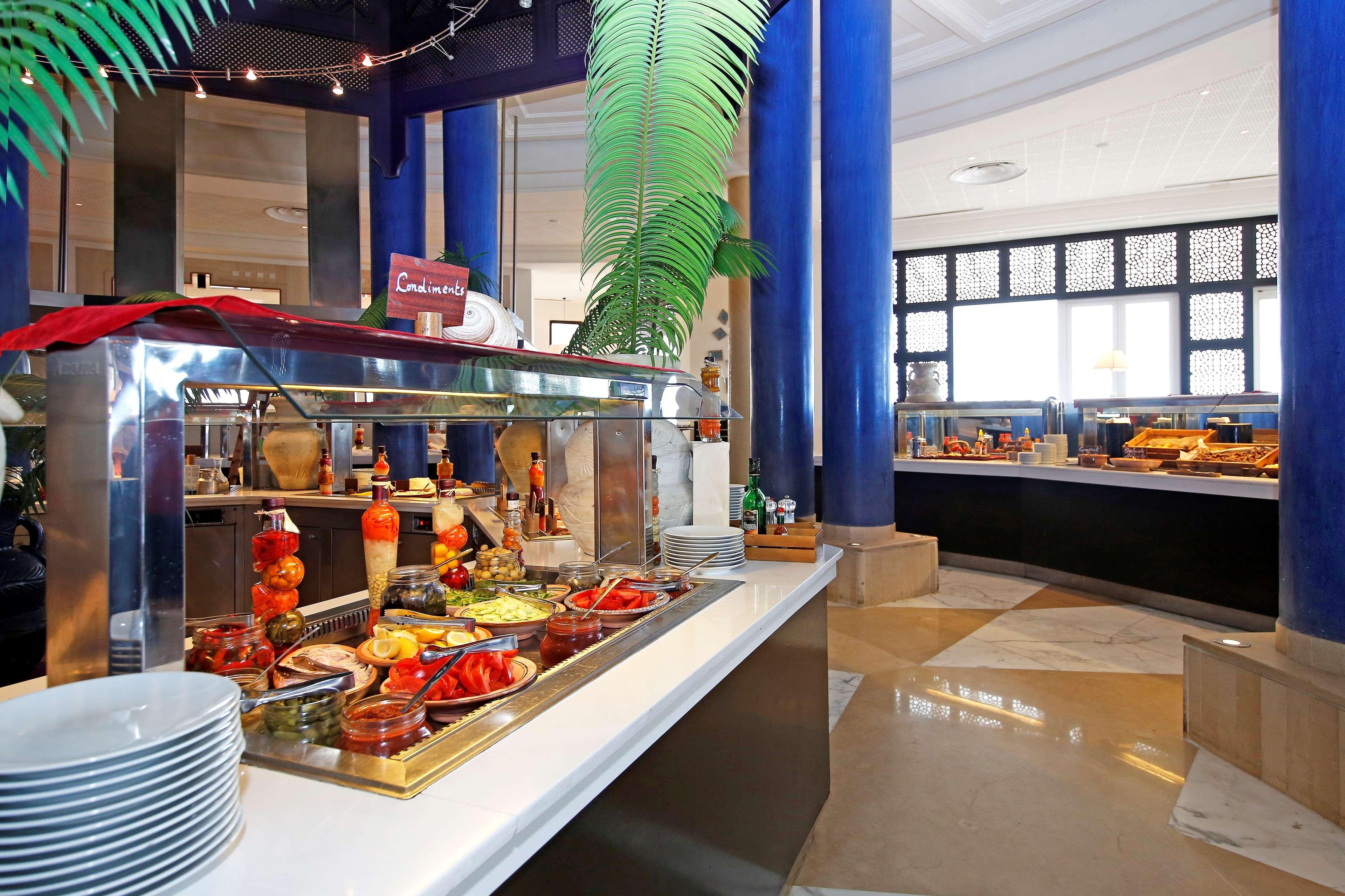 Radisson Blu Palace Resort & Thalasso, Djerba Mezraia Eksteriør billede A buffet at a hotel