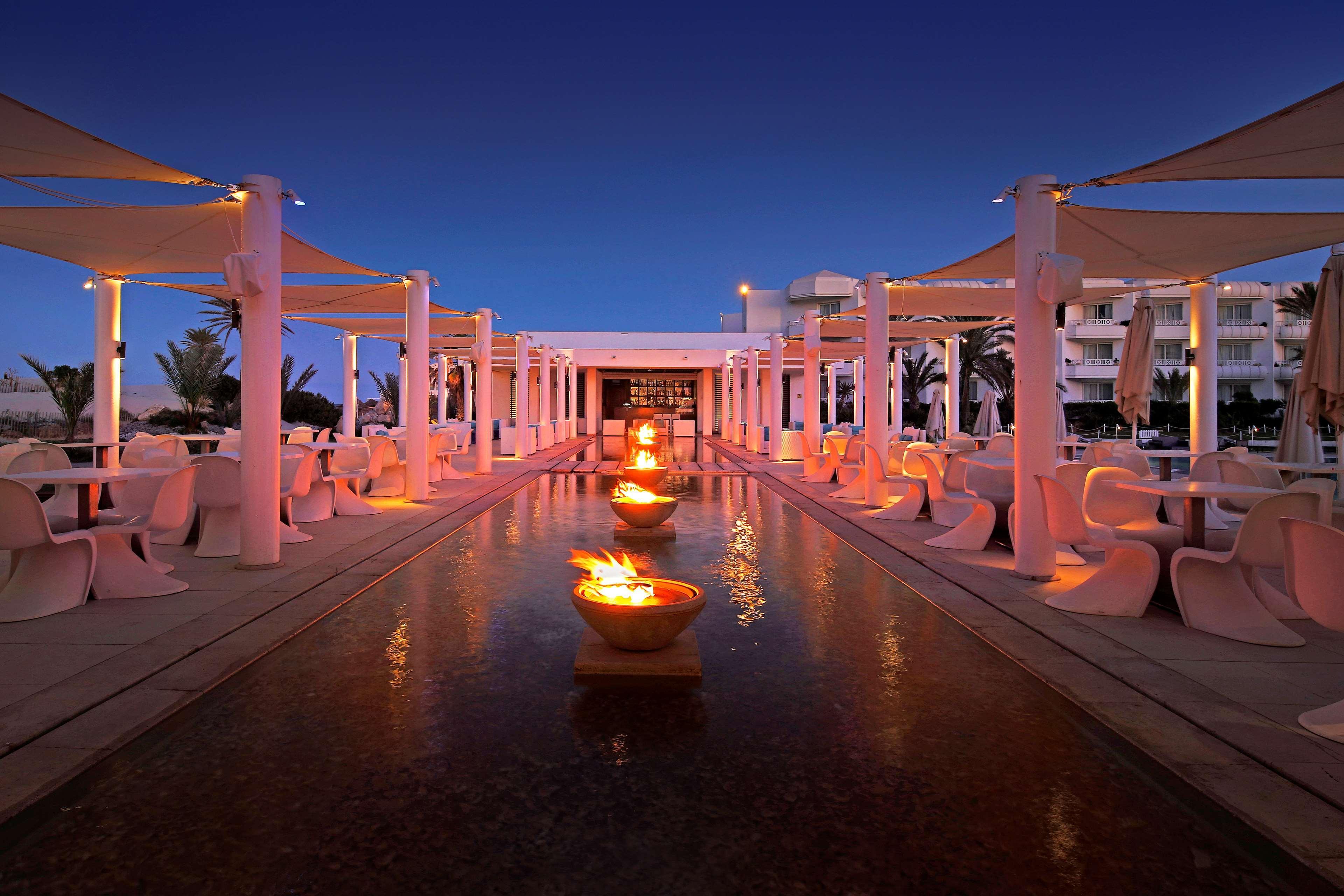 Radisson Blu Palace Resort & Thalasso, Djerba Mezraia Eksteriør billede The resort's main restaurant