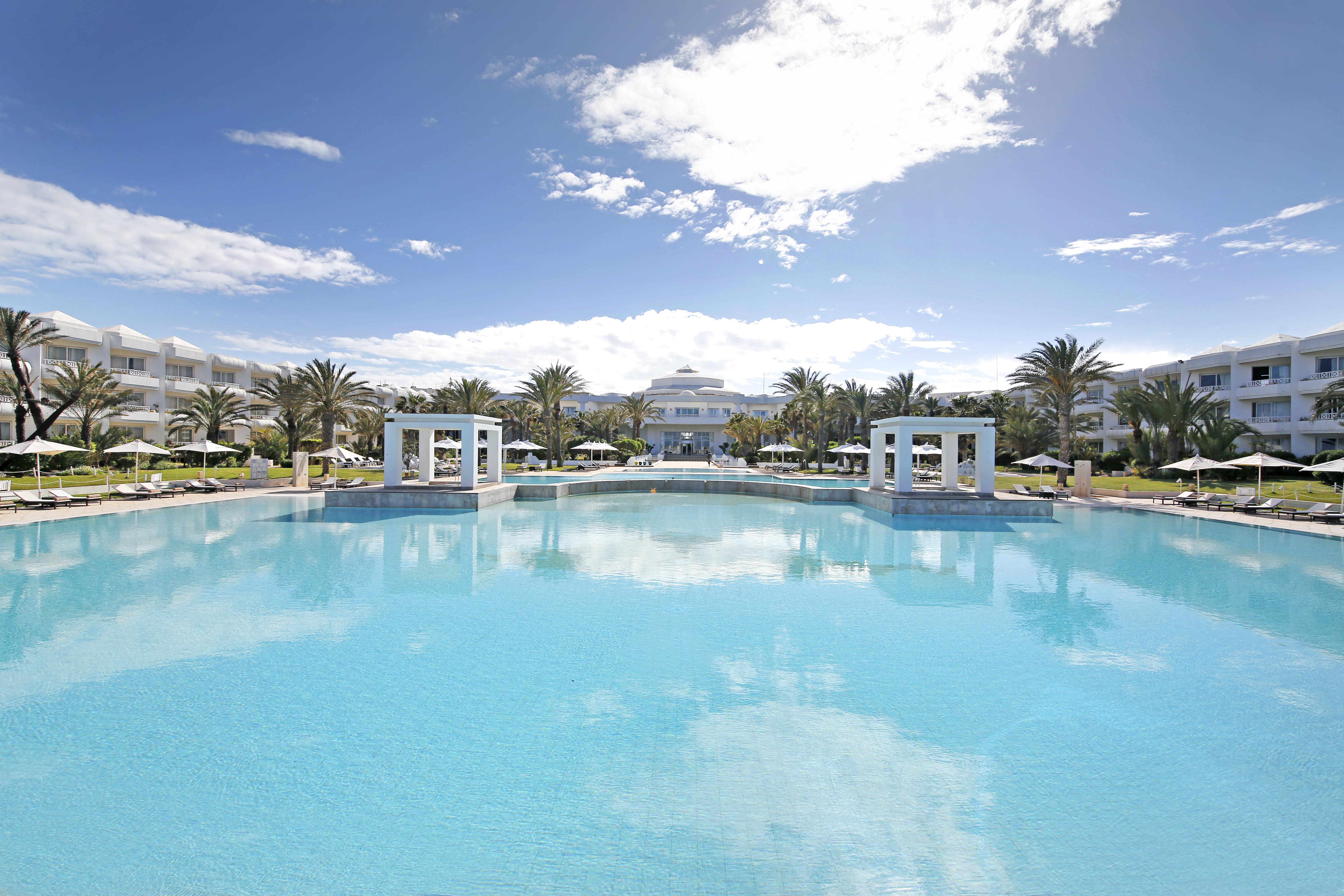 Radisson Blu Palace Resort & Thalasso, Djerba Mezraia Eksteriør billede The swimming pool at the hotel
