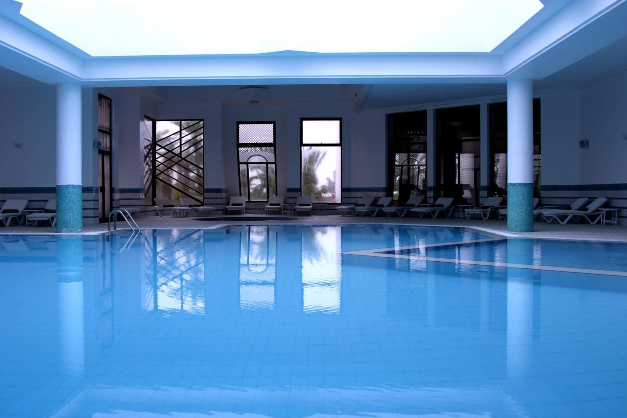 Radisson Blu Palace Resort & Thalasso, Djerba Mezraia Eksteriør billede Indoor swimming pool